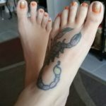 femme pieds nus tatoués